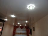 Глянцевый натяюной потолок со встроенными светильн