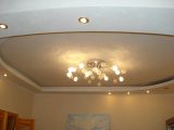 Двухуровневый потолок со светильниками